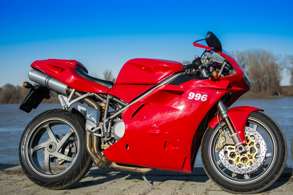 來自波隆那的知名車廠 Ducati 經典 9 系列車款,採用各式複合材料減輕車體重量與流線型整流罩。